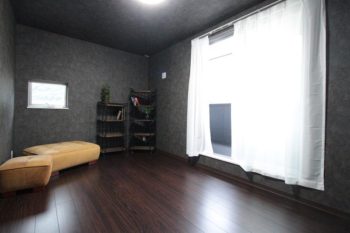 主寝室｜ダークトーンでまとめたかっこいい寝室です。奥には3帖のウォークインクローゼットを設け、洋服以外にもスーツケースのような大きなものが収納できます。